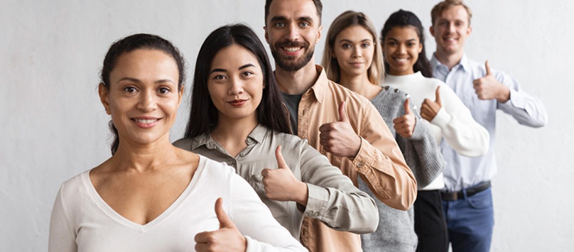 gente-sonriente-dando-pulgar-arriba-sesion-terapia-grupo